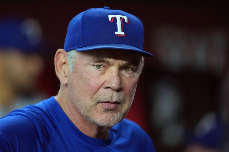 El mánager Bruce Bochy de los Rangers de Texas previo a un juego contra los Diamondbacks de Arizona, el miércoles 3 de septiembre de 2025, en Phoenix. (AP Foto/Ross D. Franklin)