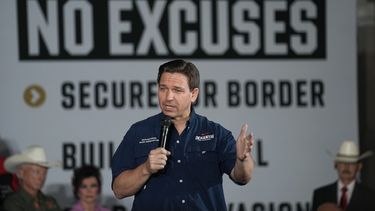El precandidato presidencial republicano, el gobernador de Florida, Ron DeSantis, conversa durante una sesión pública en Eagle Pass, Texas, el lunes 26 de junio de 2023. (AP Foto/Eric Gay)