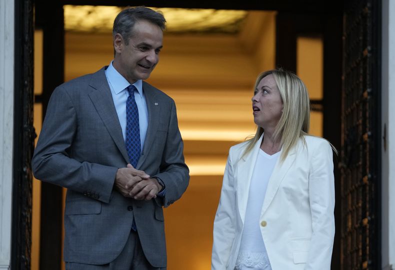 El primer ministro de Grecia, Kyriakos Mitsotakis, a la izquierda, da la bienvenida a la primera ministra de Italia, Giorgia Meloni, en la Mansión de Máximos, el jueves 31 de agosto de 2023, en Atenas. (AP Foto/Thanassis Stavrakis)