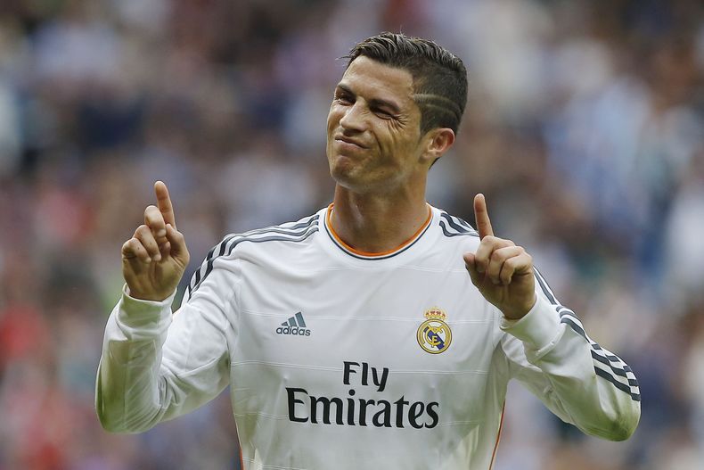 El portugu&eacute;s Cristiano Ronaldo tras anotar un gol de penal para el Real Madrid ante M&aacute;laga en la liga de Espa&ntilde;a el s&aacute;bado 19 de octubre de 2013. (AP Foto/Andres Kudacki)