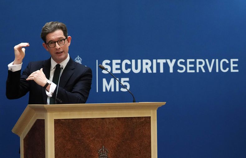 El director general del MI5, Ken McCallum, habla en la Thames House, sede del servicio de seguridad británico, en Londres, el martes 13 de octubre de 2026. (Jonathan Brady/PA via AP, Pool)