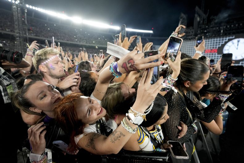 Fans en el primer concierto de Taylor Swift de la gira Eras en Buenos Aires, Argentina, el jueves 9 de noviembre de 2023. (Foto AP/Natacha Pisarenko)