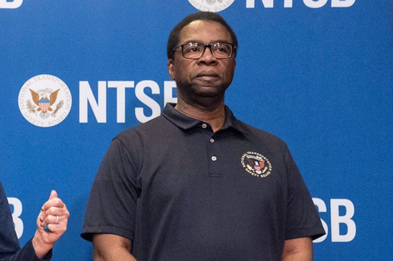 ARCHIVO - Alvin Brown, miembro de la Junta Nacional de Seguridad en el Transporte de EEUU, participa en una rueda de prensa el 27 de marzo de 2024 en Linthicum Heights, Maryland. (Foto AP/Alex Brandon, Archivo)
