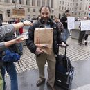 Empleados de USAID salen de la sede de la agencia tras ser destituidos en Washington, el 27 de febrero del 2025. (AP foto/Manuel Balce Ceneta)