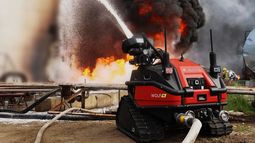 En esta imagen proporcionada por el Servicio Ucraniano de Emergencia, personal de emergencias trabaja para extinguir un incendio tras un ataque de dron ruso contra un gasoducto en la región de Dnipropetrovsk, Ucrania, el miércoles 13 de mayo de 2026. (Servicio Ucraniano de Emergencia via AP)