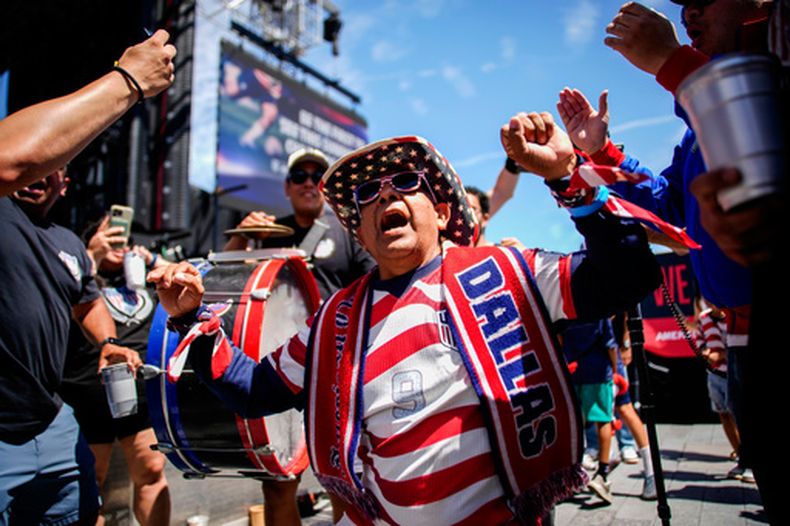 Aficionados celebran durante el anuncio de la convocatoria de Estados Unidos a la Copa Mundial el 26 de mayo del 2026. (AP Foto/Eduardo Munoz Alvarez)
