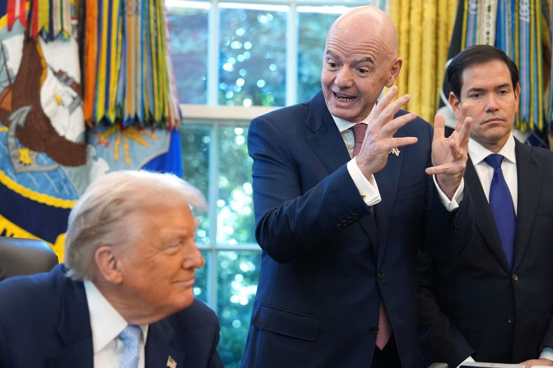 El presidente Donald Trump y el secretario de Estado Marco Rubio escuchan mientras el presidente de la FIFA, Gianni Infantino, habla durante una reunión con el grupo de trabajo de la Casa Blanca sobre la Copa del Mundo de fútbol FIFA 2026 en la Oficina Oval de la Casa Blanca, el lunes 17 de noviembre de 2025, en Washington. (AP Photo/Evan Vucci)