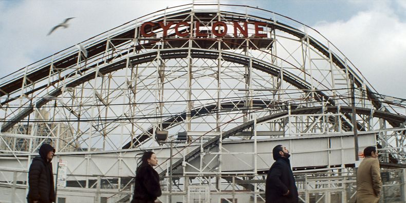 En esta imagen proporcionada por Neon, una escena de Anora. (Neon vía AP)