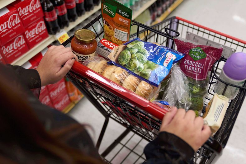 Una persona que recibe asistencia alimentaria compra alimentos en un supermercado en Bellflower, California el 13 de febrero del 2023. (AP foto/Allison Dinner)