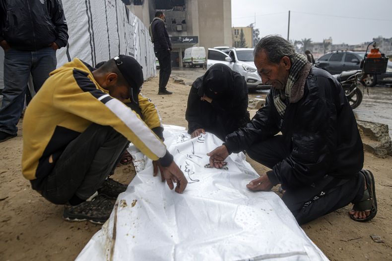 Palestinos lloran a un familiar que murió en un bombardeo israelí en la Franja de Gaza, en el hospital Nasser de Jan Yunis, en el sur de la Franja de Gaza, el jueves 23 de enero de 2025. (AP Foto/Jehad Alshrafi)