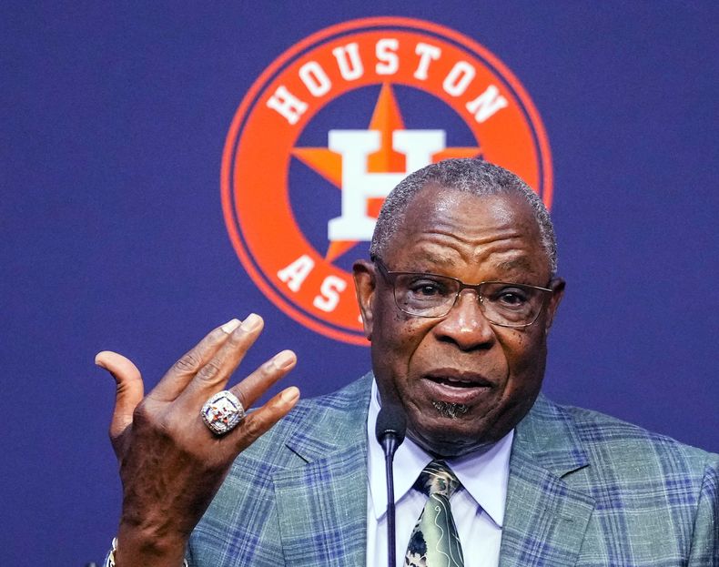 El mánager de los Astros de Houston Dusty Baker Jr. sostiene su anillo de campeón de la Serie Mundial que ganó con el equipo durante la conferencia de prensa en la que anunció su retiro el jueves 26 de octubre del 2023. (Karen Warren/Houston Chronicle via AP)