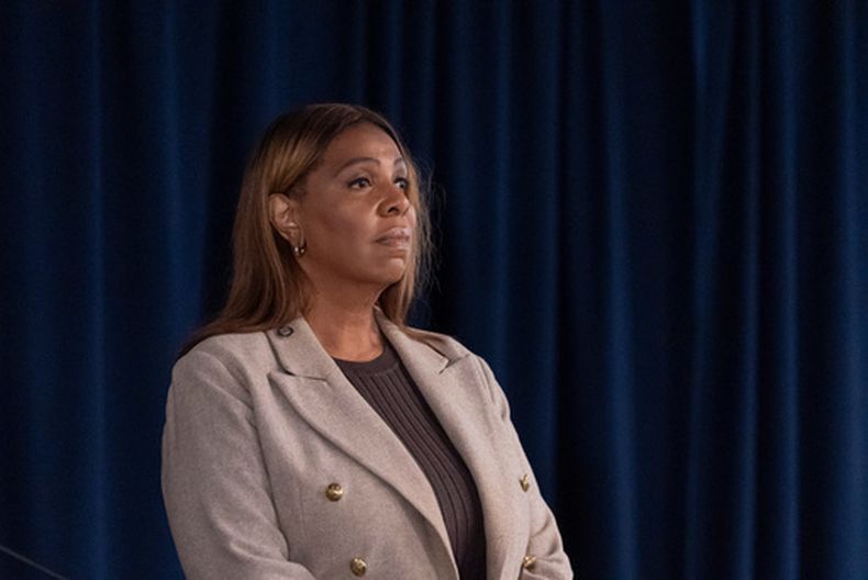 La fiscal general de Nueva York, Letitia James, asiste a una conferencia de prensa con la gobernadora del estado Kathy Hochul, el viernes 2 de octubre de 2026, en Nueva York. (AP Foto/Yuki Iwamura)