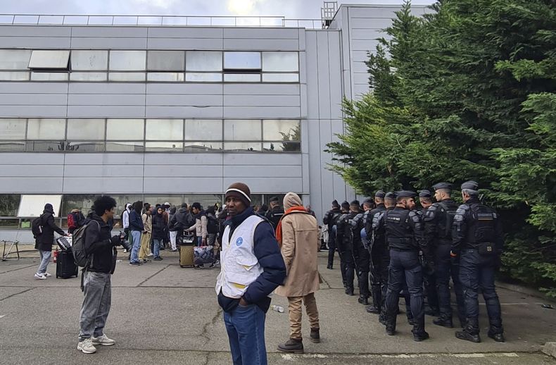 Esta foto proporcionada por el Collectif Acces au Droit muestra a policías que supervisan un desalojo en Vitry-sur-Seine, a las afueras de París, el miércoles 17 de abril de 2024 (@CAD_asso Collectif Acces au Droit via AP)