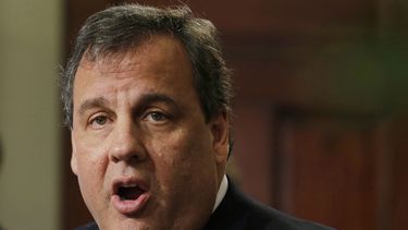 americateve | Imagen del 19 de diciembre de 2013 que muestra al gobernador de Nueva Jersey Chris Christie, quien el lunes 6 de enero de 2013 posterg&oacute; la firma de una ley que bajar&aacute; el costo de las tarifas universitarias a estudiantes que carecen de reside