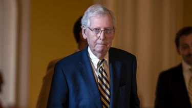 El líder de la minoría en el Senado, el republicano Mitch McConnell, se dirige al recinto después de que un grupo de senadores de ambos partidos dieron a conocer una iniciativa muy esperada que conjunta cambios en la seguridad fronteriza con ayuda para Ucrania e Israel, el lunes 5 de febrero de 2024, en Washington. (AP Foto/J. Scott Applewhite)