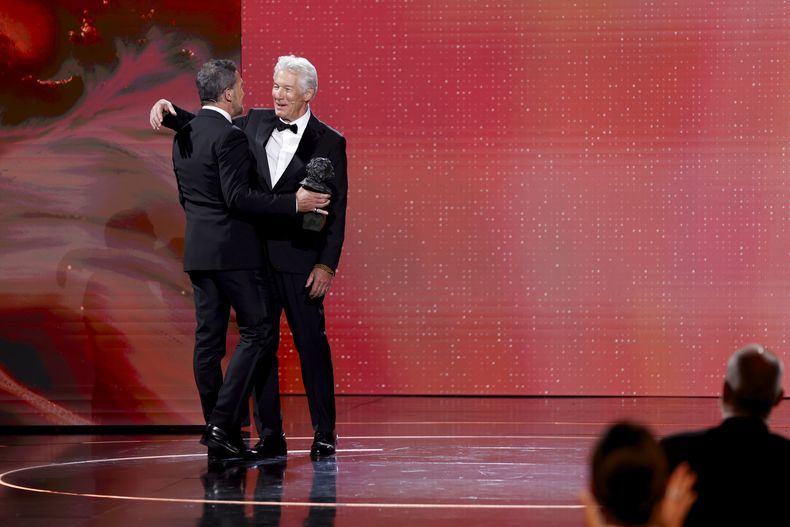 Antonio Banderas, izquierda, y Richard Gere se saludan durante la 39ª ceremonia de los Premios Goya en Granada, España, el sábado 8 de febrero de 2025, en Granada. (Foto AP/Fermin Rodriguez)