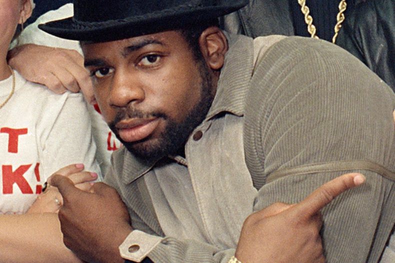ARCHIVO - Jason Mizell, Jam-Master Jay, de Run-D.M.C., posa con adolescentes reunidos en el Madison Square Garden de Nueva York, el 7 de octubre de 1986, en la ciudad de Nueva York. (Foto AP/G. Paul Burnett, archivo)