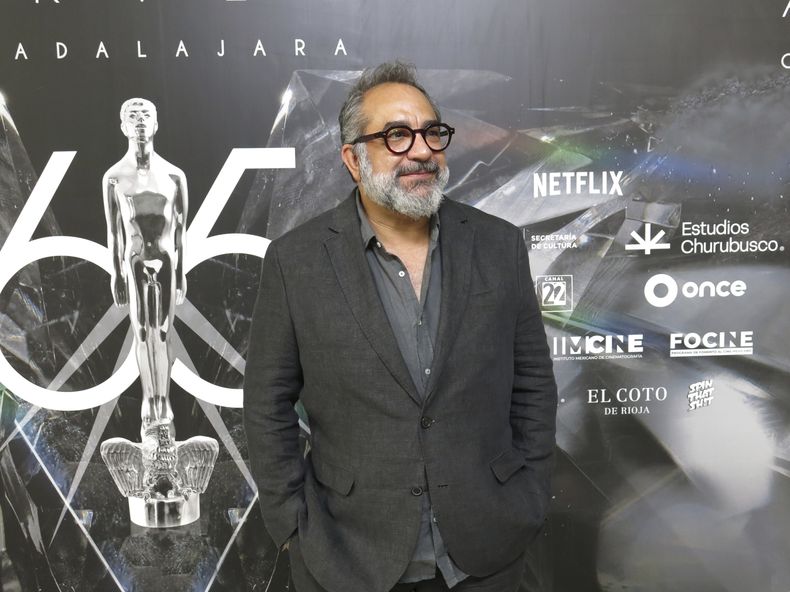 El diseñador de producción Eugenio Caballero, de la película Bardo, posa a su llegada al almuerzo de nominados de la 65a edición del Premio Ariel de la Academia Mexicana de Artes y Ciencias Cinematográficas en la Ciudad de México el 3 de agosto de 2023. (Foto AP/Berenice Bautista)