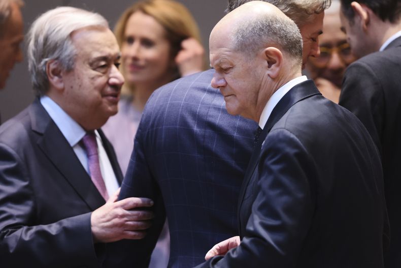 El secretario general de Naciones Unidas, Antonio Guterres, a la izquierda, y el canciller de Alemania, Olaf Scholz, asisten a una mesa redonda en una cumbre de la UE en Bruselas, el jueves 20 de marzo de 2025. (Olivier Hoslet, foto pool vía AP)