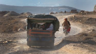 americateve | Residentes de la localidad siria de Yabroud evac&uacute;an ese lugar, el &uacute;ltimo de los que controlan los rebeldes en la regi&oacute;n monta&ntilde;osa de Qalamoun el miercoles 12 de febrero de 2014. (Foto de AP/Hussein Malla)