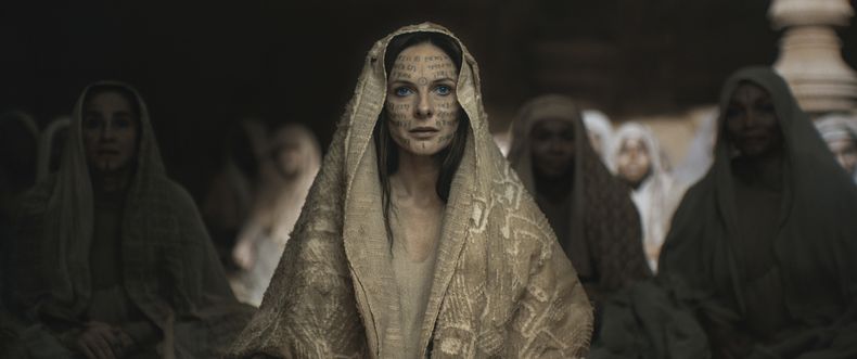 En esta imagen proporcionada por Warner Bros. Pictures, Rebecca Ferguson en una escena de Dune: Part Two. (Warner Bros. Pictures vía AP)