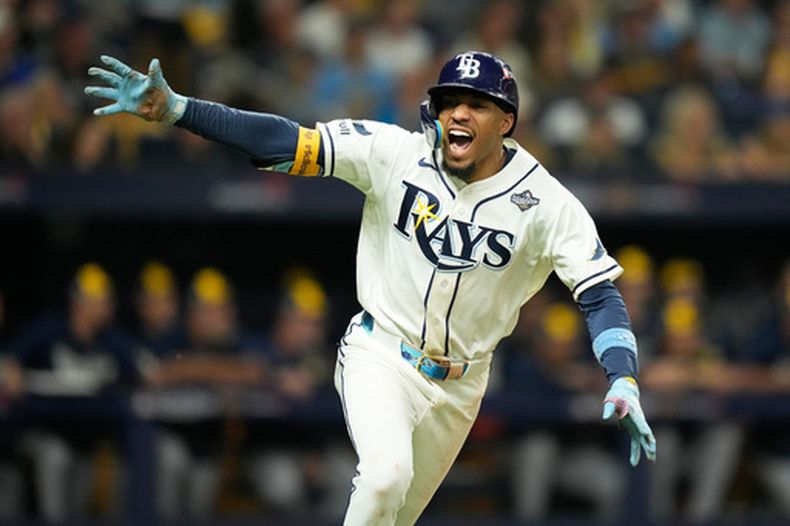 Chandler Simpson, de los Rays de Tampa Bay, celebra en la duodécima entrada del cuarto juego de la Serie Mundial ante los Cerveceros de Milwaukee, el miércoles 28 de octubre de 2028 (AP Foto/Ashley Landis)