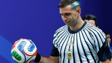 El arquero argentino Emiliano Martínez en el calentamiento previo al partido contra Egipto en los octavos de final del Mundial, el martes 7 de julio de 2026. (AP Foto/Erik S. Lesser)