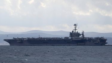 ARCHIVO – El portaviones USS Harry S. Truman, anclado cerca de Split, Croacia, el 14 de febrero de 2022. (AP Foto/Darko Bandic, Archivo)