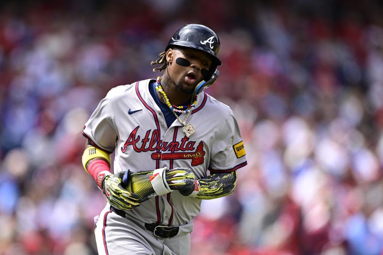 ARCHIVO - Ronald Acuña Jr., de los Bravos de Atlanta, corre durante un juego contra los Filis de Filadelfia, el domingo 31 de marzo de 2024, en Filadelfia. No se espera que el jardinero y el lanzador Spencer Strider se recuperen de lesiones a tiempo para el primer partido de la temporada de Atlanta en San Diego el 27 de marzo de 2025. (AP Foto/Derik Hamilton, Archivo)