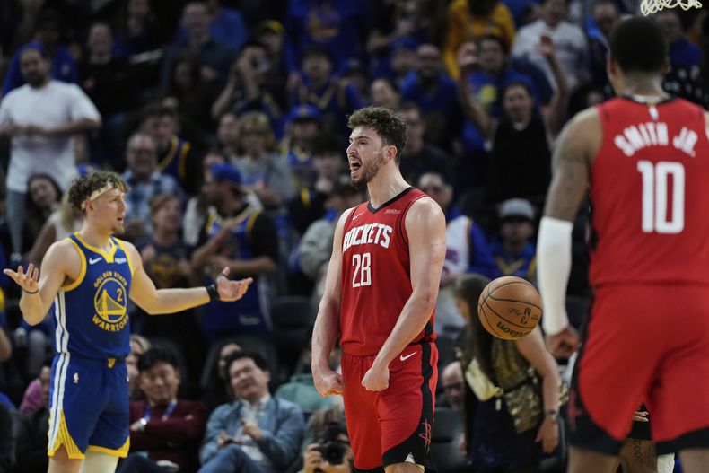 El pívot de los Rockets de Houston, Alperen Sengun (28), reacciona tras recibir una falta mientras hacía una canasta durante la primera mitad de un partido de baloncesto de la NBA contra los Warriors de Golden State, el domingo 6 de abril de 2025, en San Francisco. (AP Foto/Godofredo A. Vásquez)