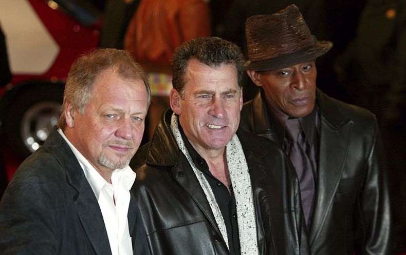 ARCHIVO - David Soul, izquierda, Paul Michael Glaser, y Antonio Fargas, derecha, astros de la serie original Starsky and Hutch de la década de 1970 llegan a la premiere británica de la película basada en la serie en Londres, el jueves 11 de marzo de 2004. El actor David Soul, que cobró fama como la mitad rubia del dúo en lucha contra el crimen “Starsky & Hutch”, en la popular serie de televisión de los años 70, falleció a los 80 años el 3 de enero de 2024, informó su esposa. (Foto AP/John D McHugh, archivo)
