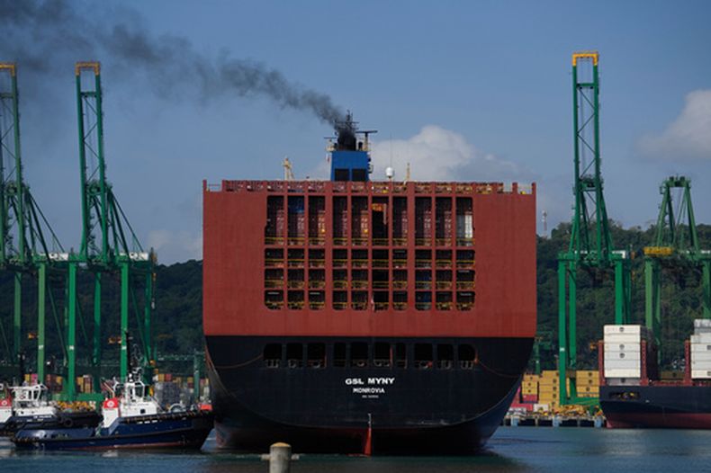 Un buque de carga es guiado por un remolcador a través del Canal de Panamá en Ciudad de Panamá, el jueves 9 de abril de 2026. (Foto AP/Matias Delacroix)