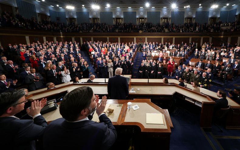 Miembros del Congreso ofrecen una ovación en pie durante el discurso sobre el Estado de la Unión del presidente Donald Trump, en un pleno del Congreso en la Cámara de Representantes en el Capitolio federal en Washington, el martes 24 de febrero de 2026. (Jessica Koscielniak/Pool Foto via AP)