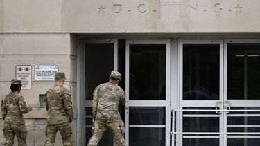 Soldados de la Guardia Nacional llegan a la sede de ese organismo en el Distrito de Columbia, en Washington, el 12 de agosto del 2025. (AP foto/Julia Demaree Nikhinson)