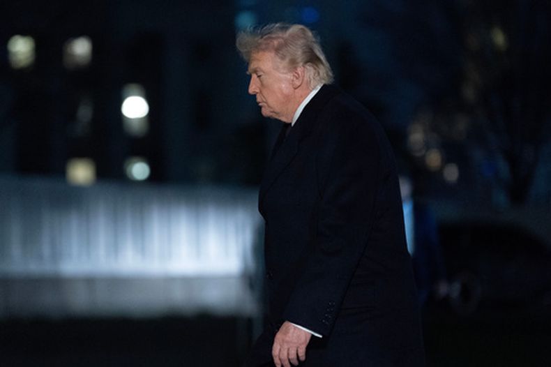El presidente de Estados Unidos, Donald Trump, camina por el Jardín Sur a su llegada a la Casa Blanca el domingo 15 de marzo de 2026, en Washington. (AP Foto/Jose Luis Magana)