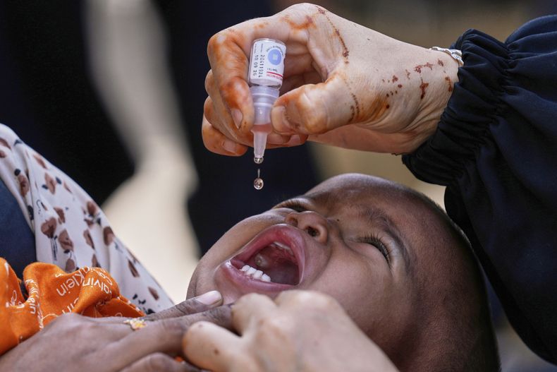 Un trabajador médico administra la vacuna contra la polio a un niño, el 21 de abril de 2025, en Karachi, Pakistán. (AP Foto/Fareed Khan, Archivo)