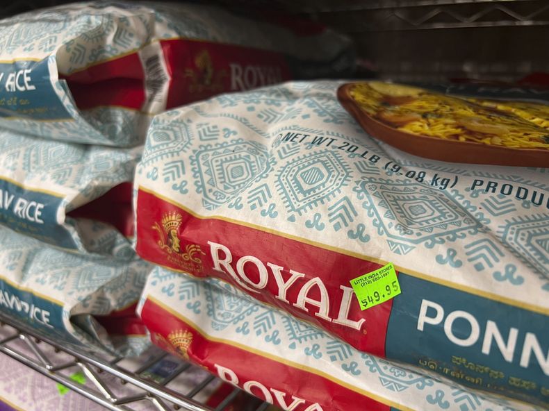 Bolsas de arroz están a la venta en la tienda de comestibles Little India, en Nueva York, el sábado 29 de julio de 2023. (AP Foto/Bobby Caina Calvan)