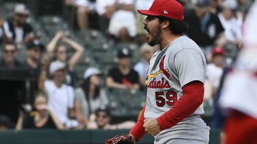 JoJo Romero (59) de los Cardenales de San Luis tras la victoria ante los Medias Blancas de Chicago, el domingo 9 de julio de 2023, en Chicago. (AP Foto/Matt Marton)