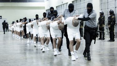ARCHIVO - En esta imagen proporcionada por la oficina de prensa presidencial de El Salvador, guardias de prisiones trasladan a deportados de EEUU acusados de ser pandilleros venezolanos en el Centro de Confinamiento del Terrorismo en Tecoluca, El Salvador, el 16 de marzo de 2025. (Oficina de prensa de El Salvador via AP, Archivo)