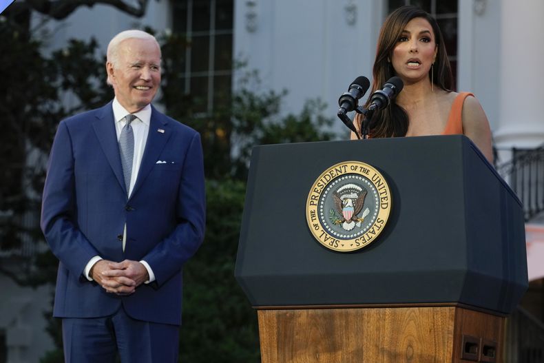 El presidente Joe Biden escucha mientras Eva Longoria habla antes de una función de la película Flamin Hot el jueves 15 de junio de 2023, en el Jardín Sur de la Casa Blanca en Washington. (Foto AP/Jacquelyn Martin)