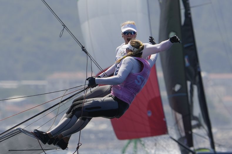 Las suecas Rebecca Netzler y Vilma Bobeck festejan tras conseguir la plata olímpica en la regata de esquife, el viernes 20 de 2024, en Marsella, Francia (AP Foto/Jacquelyn Martin)