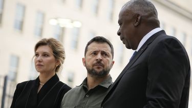 ARCHIVO - El secretario de Defensa de Estados Unidos, Lloyd Austin, habla con el presidente de Ucrania, Volodymyr Zelenskyy, durante una ceremonia, el 21 de septiembre de 2023, en Washington, mientras la primera dama ucraniana, Olena Zelenska, observa. (AP Foto/Andrew Harnik, Archivo)