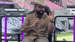 El cantante mexicano Carín León habla en el Estadio Nu del Inter Miami, el jueves 25 de junio de 2026 (AP Foto/Tim Reynolds)