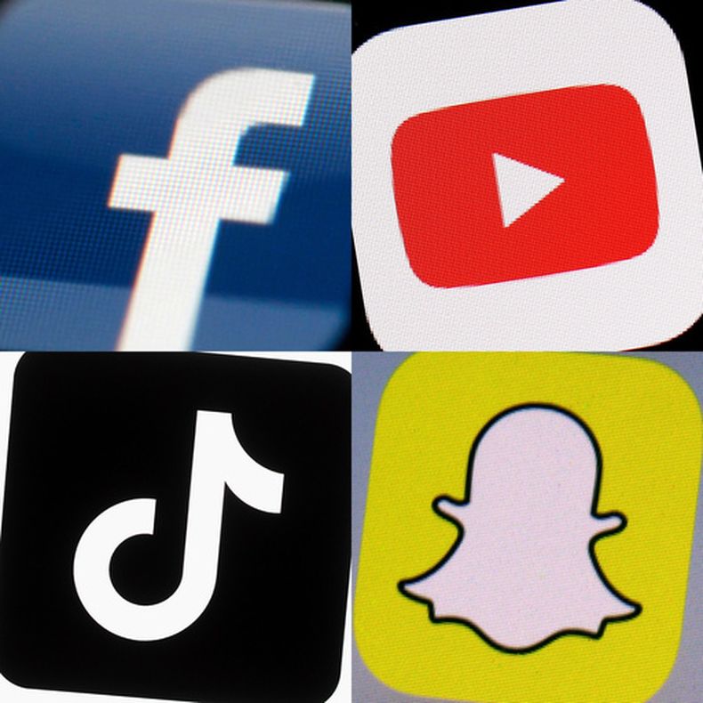 Los logos de Facebook, YouTube, TikTok y Snapchat en dispositivos móviles, en fotos tomadas entre 2017 y 2022. (AP foto)