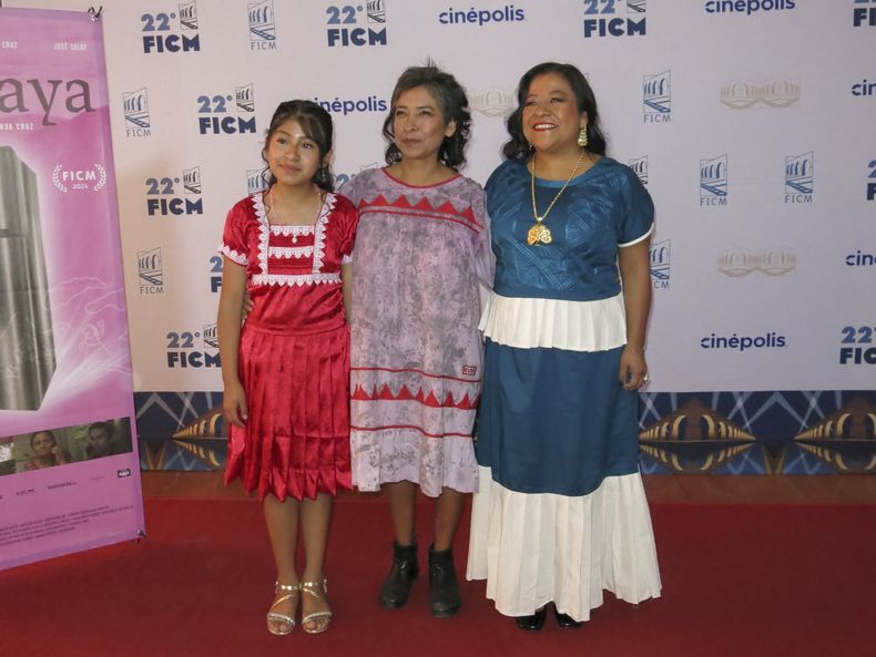 La actriz Diana Itzel Cruz Baltazar, de izquierda a derecha, la directora Yolanda Cruz y la actriz Mónica del Carmen de la película La Raya posan para un retrato durante una conferencia de prensa en el Festival de Cine de Morelia, el domingo 20 de octubre de 2024, en Morelia, México. (Foto AP /Berenice Bautista)