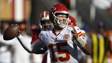 El quarterback de los Chiefs de Kansas City, Patrick Mahomes (15), pasa contra los 49ers de San Francisco durante la segunda mitad de un partido de fútbol americano de la NFL en Santa Clara, California, el domingo 20 de octubre de 2024. (AP Foto/Eakin Howard)