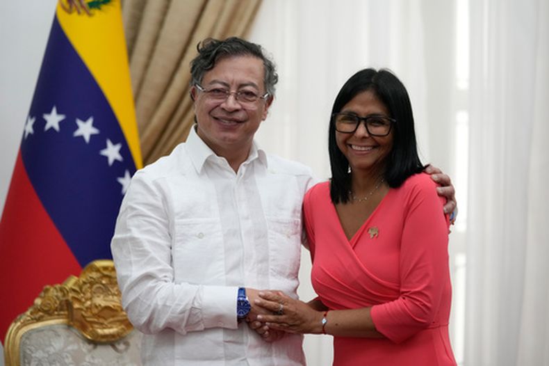 El presidente colombiano Gustavo Petro, a la izquierda, y la presidenta interina de Venezuela, Delcy Rodríguez, posan para una foto durante una reunión en el Palacio de Miraflores en Caracas, Venezuela, el viernes 24 de abril de 2026. (Foto AP/Ariana Cubillos)