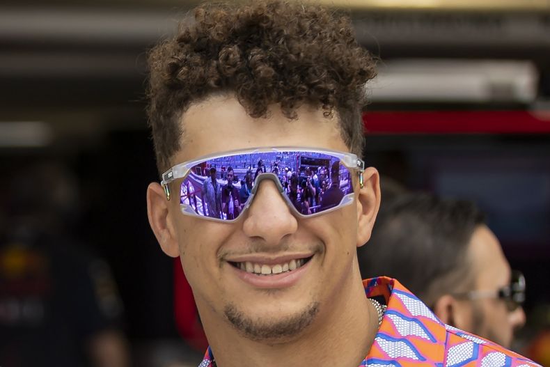 ARCHIVO - Patrick Mahomes, quarterback de los Chiefs de Kansas City, llega antes del arranque del Gran Premio de Miami de Fórmula 1, al Autódromo Internacional de Miami, en Miami Gardens, Florida, el domingo 7 de mayo de 2023. Mahomes dijo el miércoles 18 de octubre de 2023 que brincó con la oportunidad de invertir en la Fórmula 1 cuando le preguntaron si quería unirse a un grupo de celebridades que respaldan al Equipo Alpine. (Matias J. Ocner/Miami Herald vía AP, Archivo)