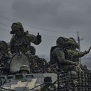 Soldados ucranianos en un vehículo artillado rumbo a sus posiciones en el frente de batalla, el lunes 1 de mayo de 2023, cerca de Vuhledar, en la región de Donetsk, Ucrania. (AP Foto/Libkos)