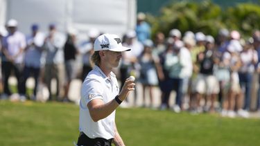 El estadounidense Jake Knapp sostiene la pelota tras conseguir un birdie en el hoyo 9 de la tercera ronda del Abierto Mexicano, el sábado 24 de febrero de 2024 en Puerto Vallarta (AP Foto/Fernando Llano)